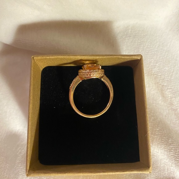 Beautiful Morganite Ring - Gold Tone - Picture 3 of 4